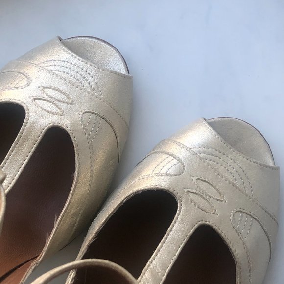 Marc Jacobs T-Strap Heels in Gold Champagne EUC - Picture 2 of 15